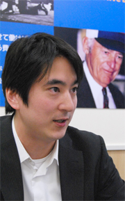 井上 謙 氏