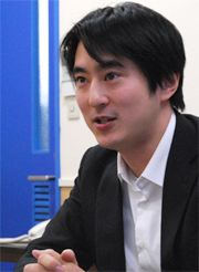 井上 謙 氏